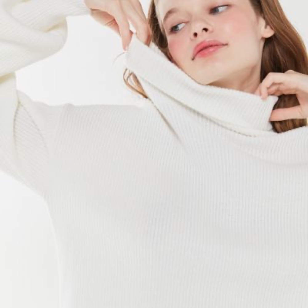 Urban Outfitters Tia Ribbed Turtleneck in Ivory Size S